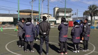 フットサルコート コーチ 集合 ミーティング 設営 青空 仕事