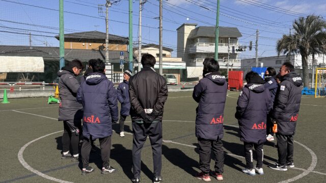 フットサルコート コーチ 集合 ミーティング 設営 青空 仕事